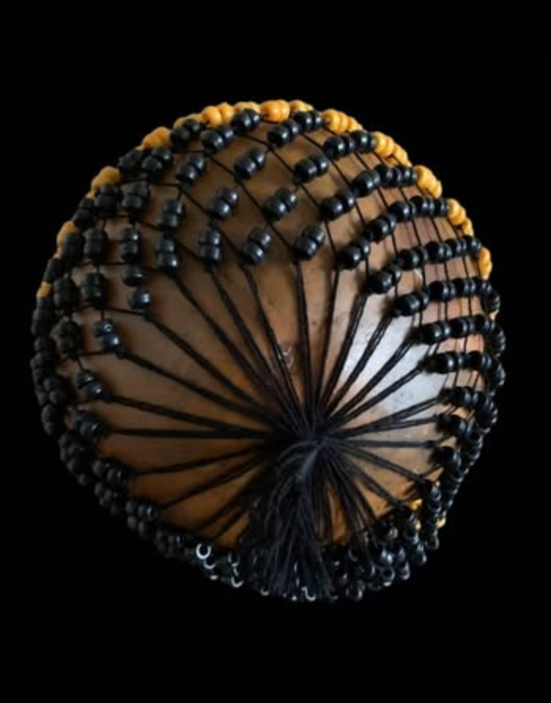 Imagen de Shequere o maraca Africana grande con semillas de asain o chaquiras y totumo.