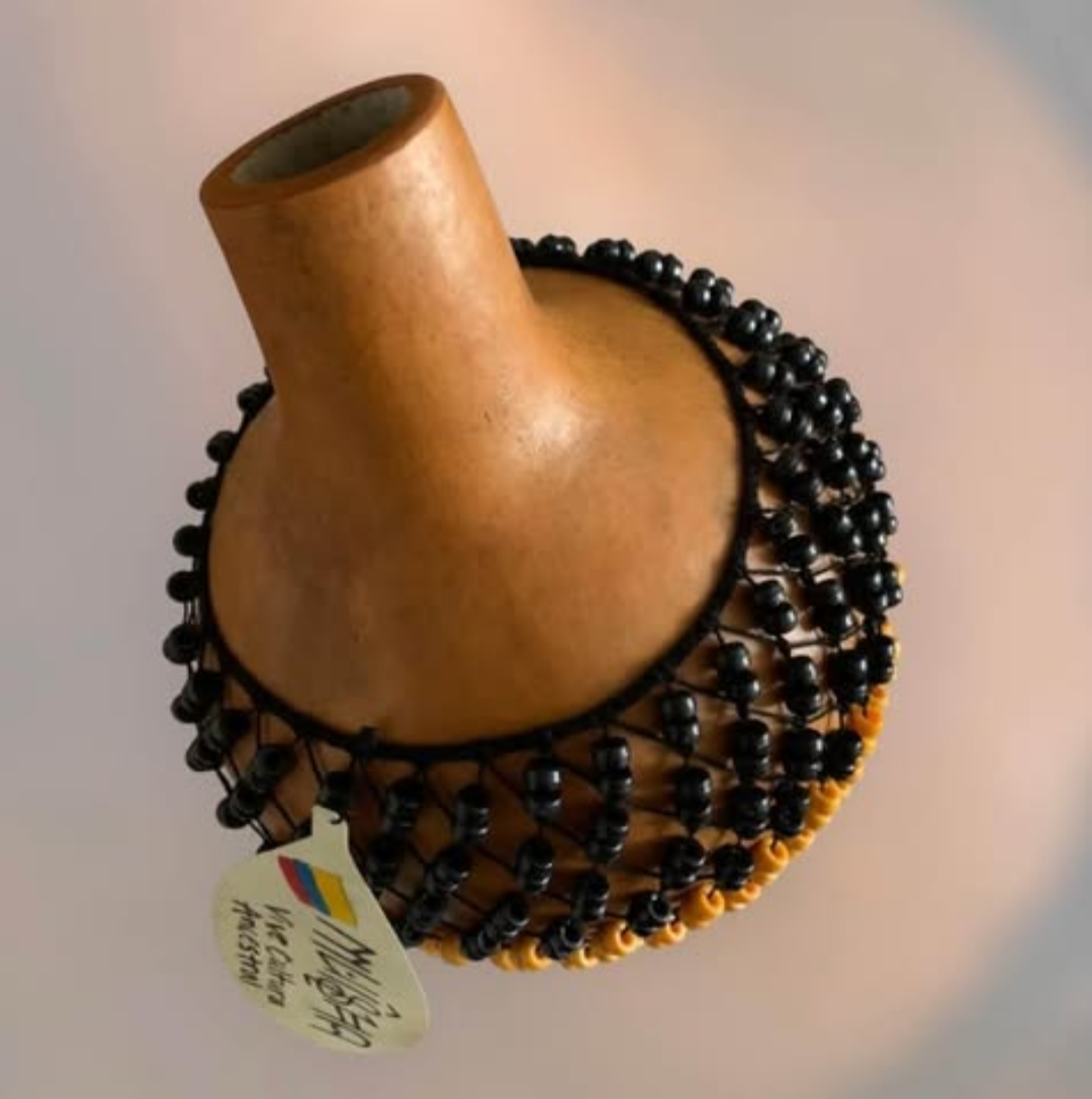 Imagen de Shequere o maraca Africana grande con semillas de asain o chaquiras y totumo.