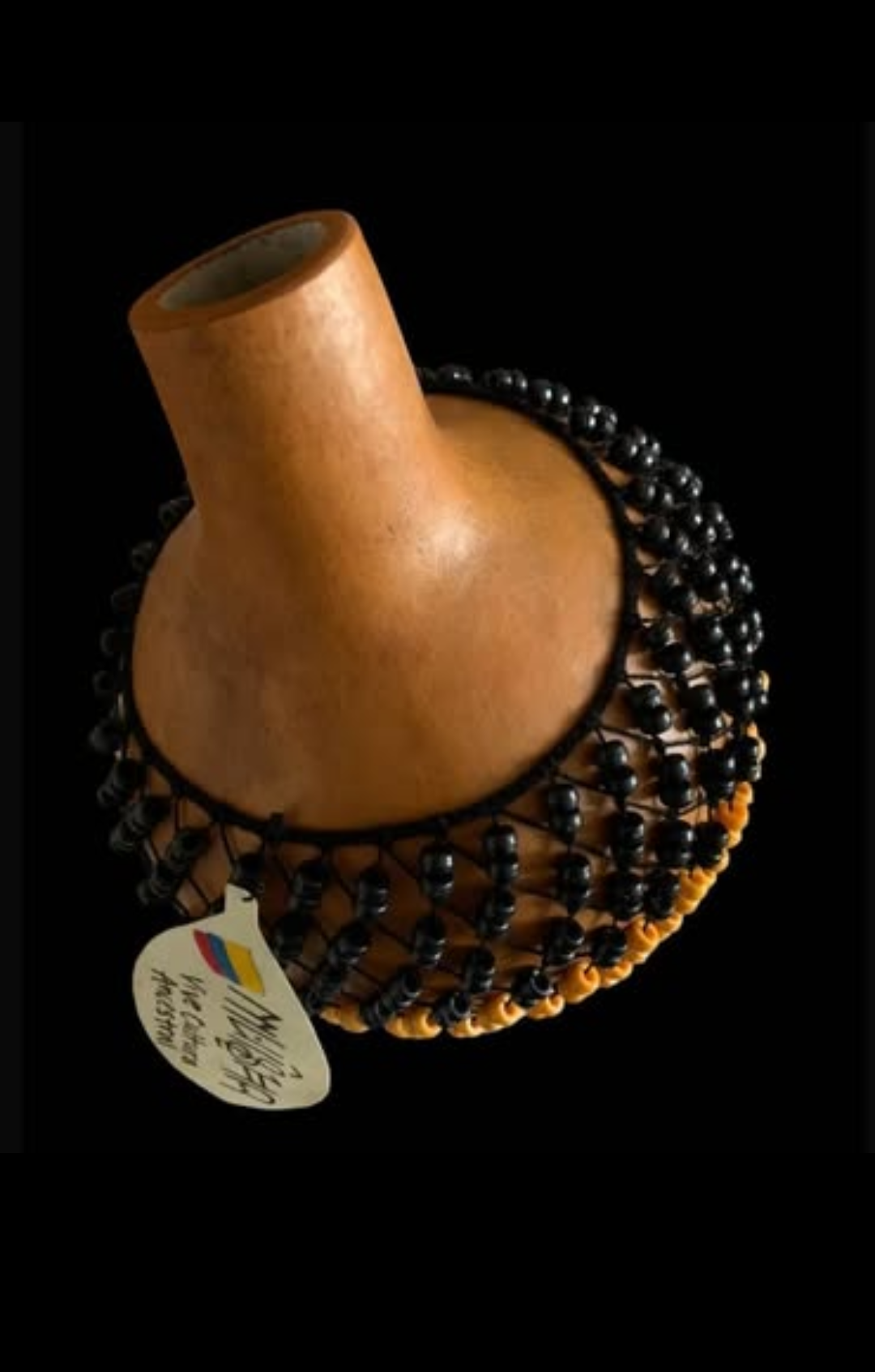 Imagen de Shequere o maraca Africana grande con semillas de asain o chaquiras y totumo.