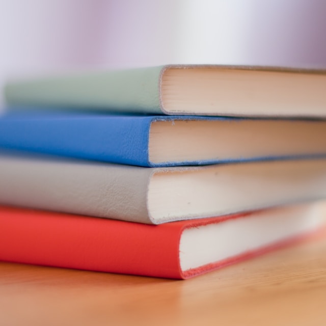 Libros apilados.